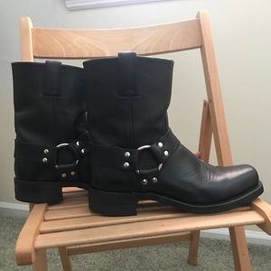 Frye harness 8r boot 
Black